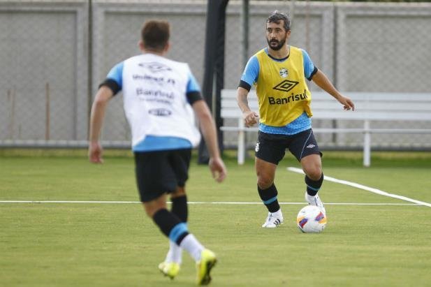 Douglas voltou ao time titular do Gr&ecirc;mio com interino