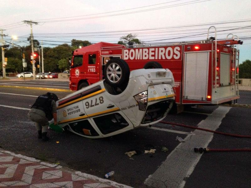Caminh&atilde;o do Corpo de Bombeiros foi acionado para ajudar no resgate dos policiais