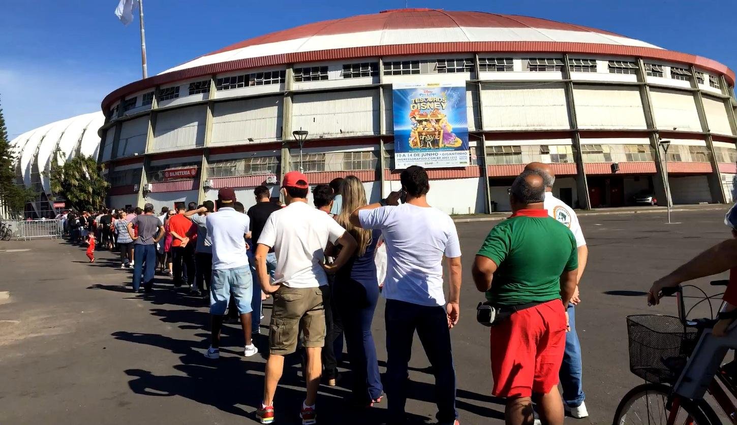 Torcida do Inter fez fila para comprar ingressos