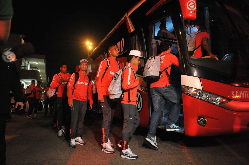 os jogadores foram recebidos por cerca de 150 torcedores