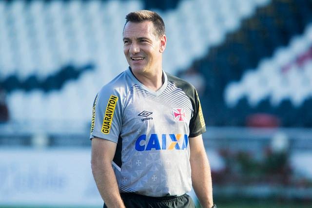 Doriva ganha for&ccedil;a, mas depende de libera&ccedil;&atilde;o do Vasco