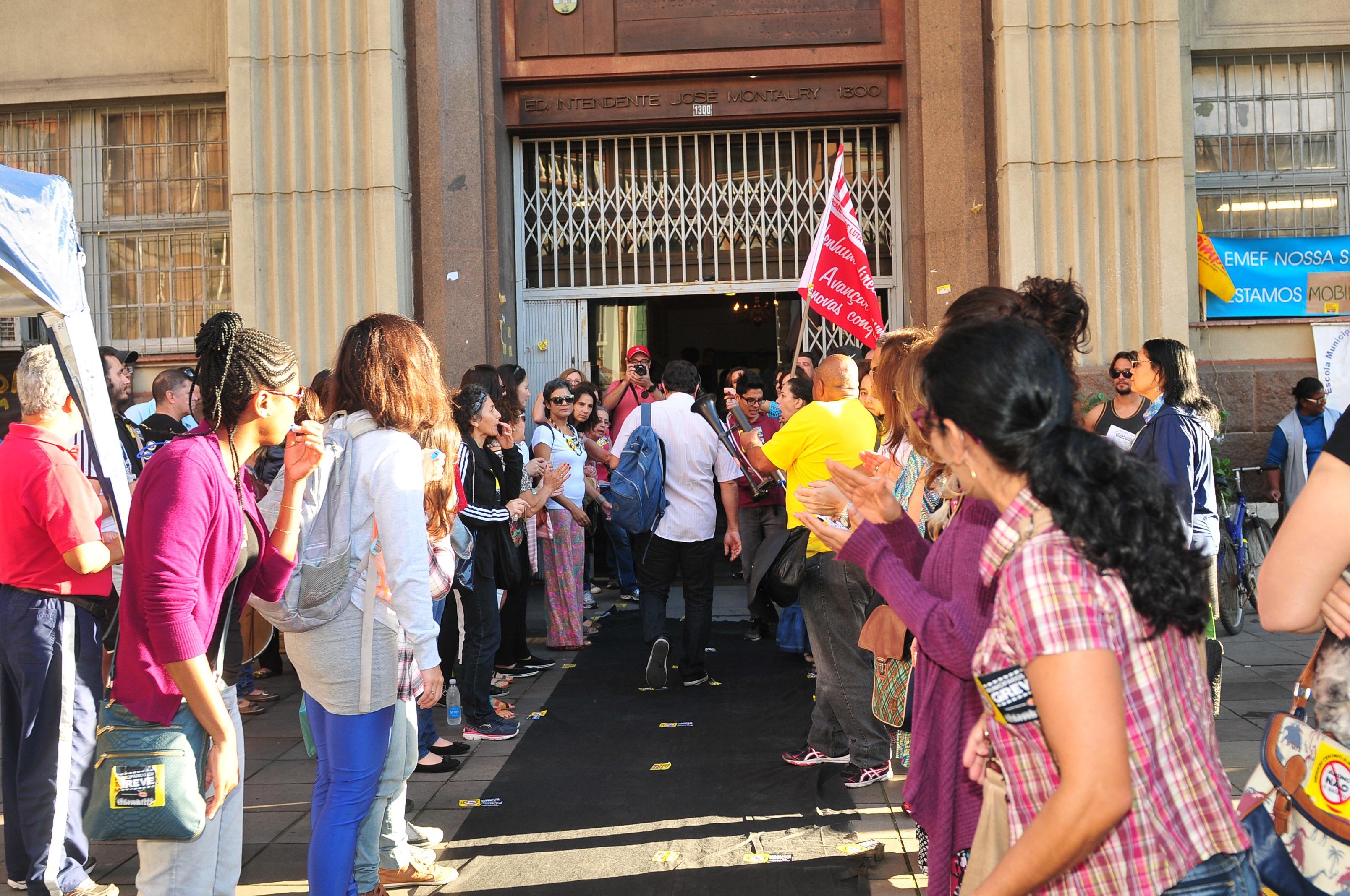 Poder&aacute; ocorrer atraso de sal&aacute;rios, j&aacute; que pr&eacute;dio administrativo ficou inacess&iacute;vel com bloqueio quarta e quinta-feira