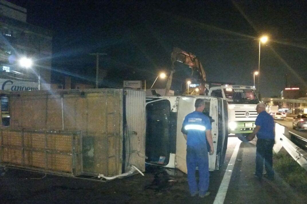 Ve&iacute;culos s&atilde;o desviados por pista lateral durante remo&ccedil;&atilde;o no sentido S&atilde;o Leopoldo