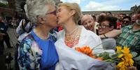 Casal comemora vitória no referendo com um beijo em Dublin