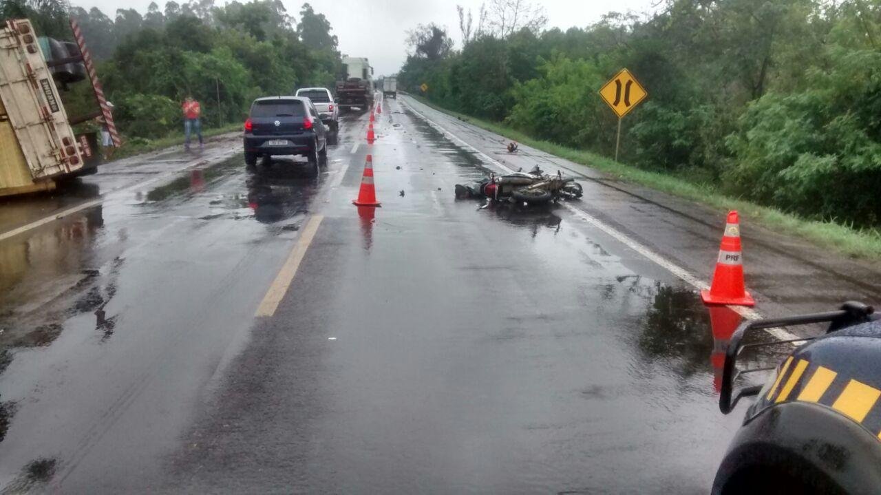 Jovem morre na colis&atilde;o de moto contra caminh&atilde;o na BR 386