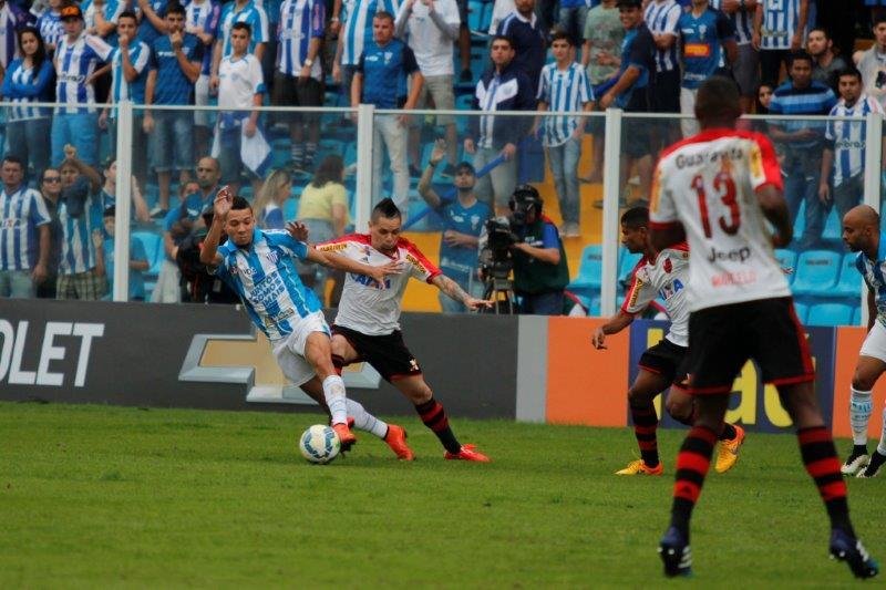 Ava&iacute; marcou venceu Flamengo por 2 a 1 em casa