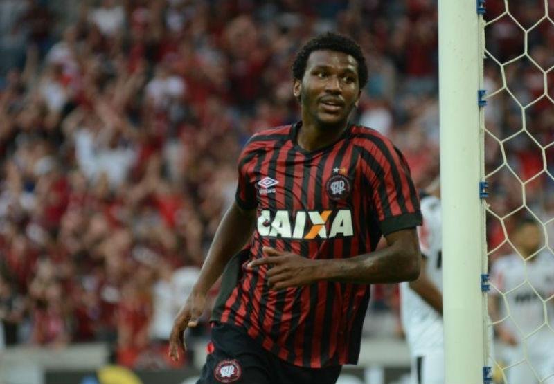 Douglas Coutinho foi o respons&aacute;vel por balan&ccedil;ar a rede de Victor