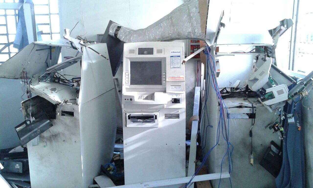 Moradores da regi&atilde;o ouviram duas explos&otilde;es e disparos durante madrugada