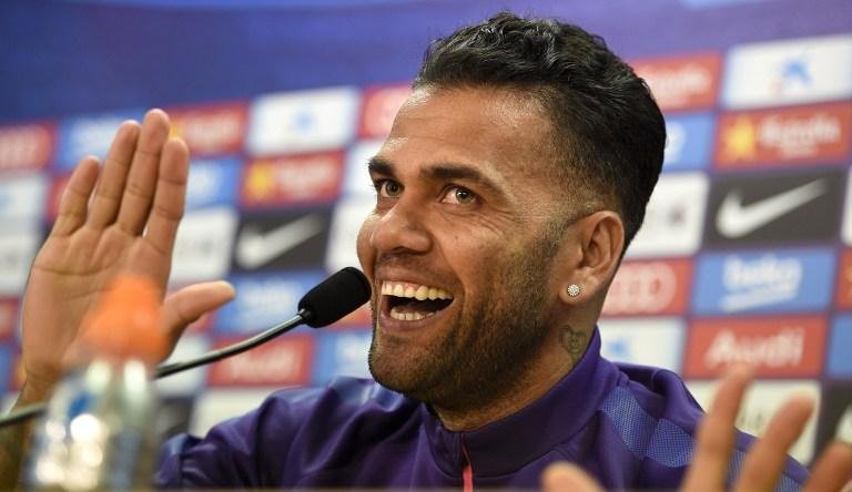 Daniel Alves revela insatisfa&ccedil;&atilde;o com Bar&ccedil;a e fala em tom de despedida