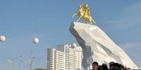 Turcomenistão inaugura estátua de ouro com efígie do presidente Ashkhabad