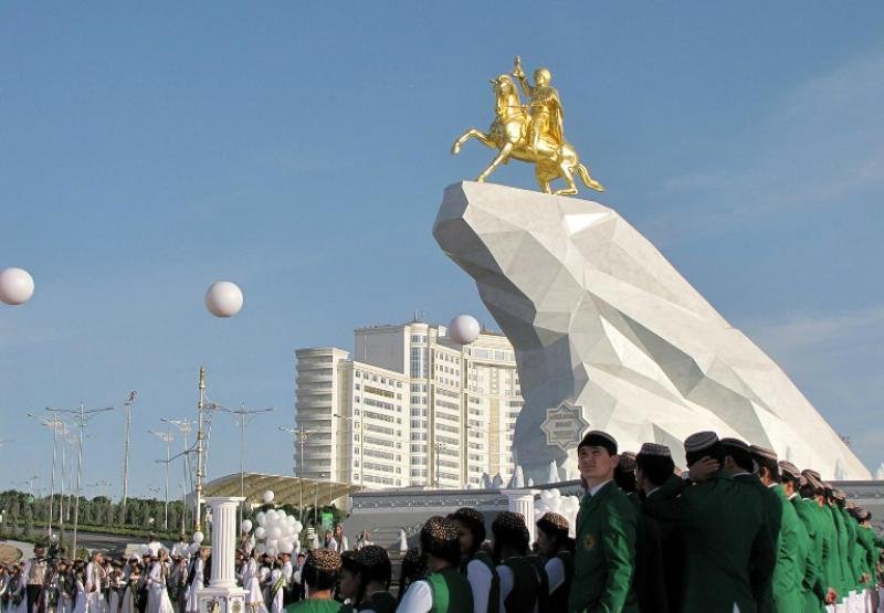 Turcomenist&atilde;o inaugura est&aacute;tua de ouro com ef&iacute;gie do presidente Ashkhabad