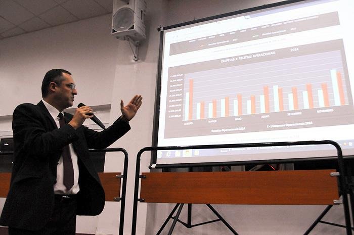 Sandro Farias fez a apresenta&ccedil;&atilde;o do portal para os conselheiros