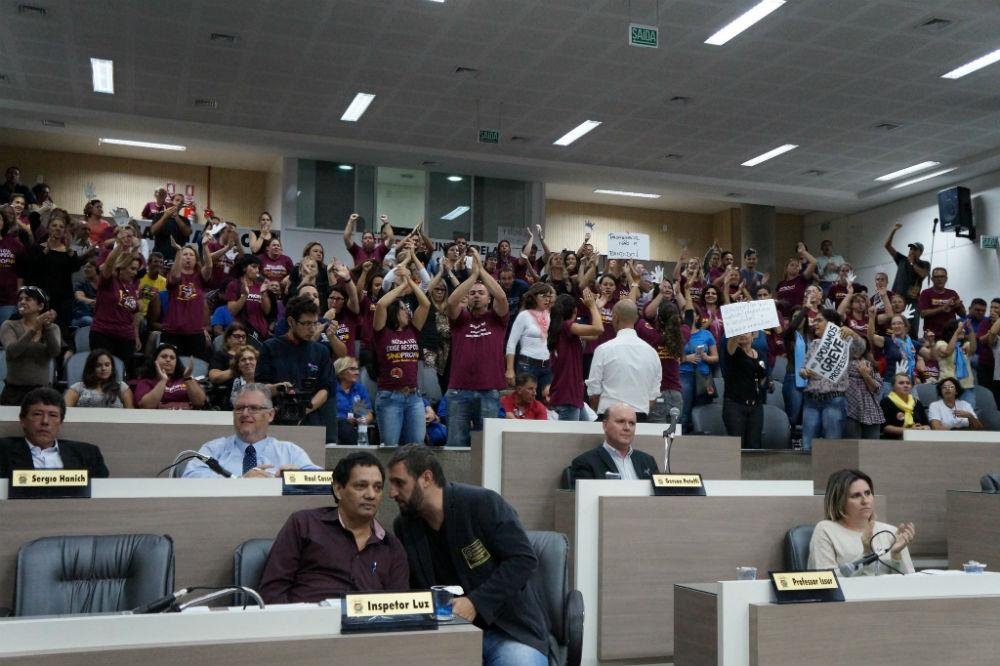 Servidores municipais se re&uacute;nem em assembleia &agrave;s 9h desta ter&ccedil;a para definir se paralisa&ccedil;&atilde;o segue