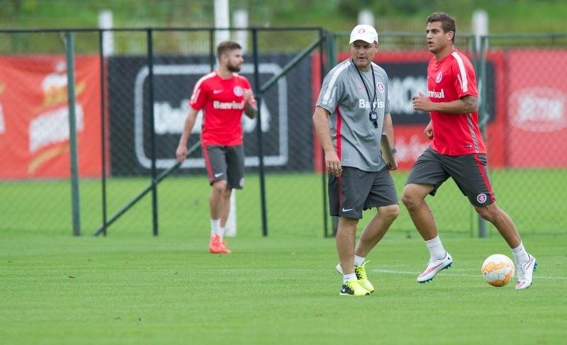 Inter fecha treino para trabalhar bola parada  