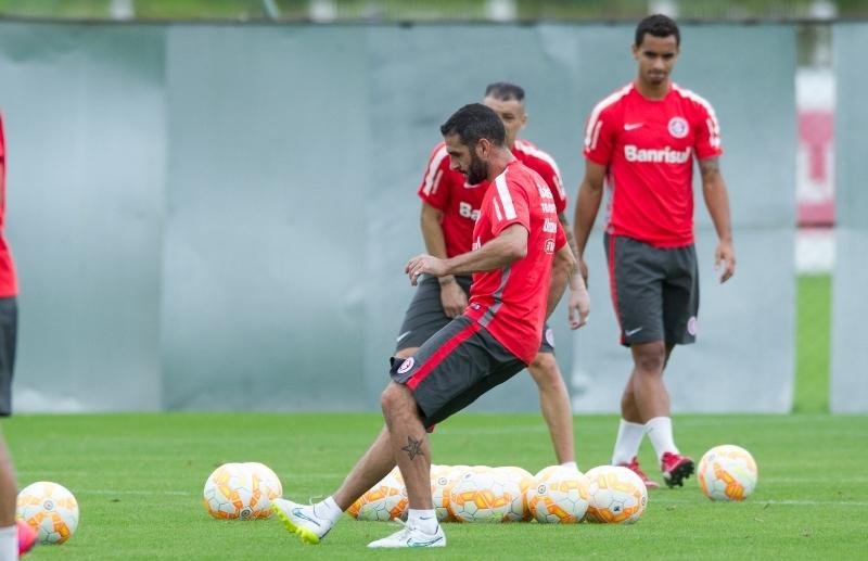 Aguirre deixou aberta possibilidade de Lisandro atuar ao lado de Nilmar nesta quarta