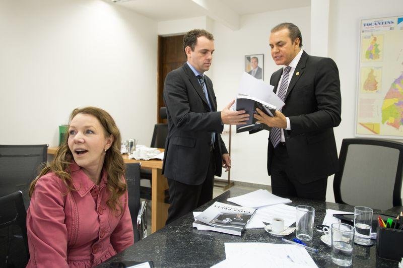 Senadora Vanessa Grazziotin (esq), relatora da CPI; procurador Frederico Paiva, respons&aacute;vel pela Opera&ccedil;&atilde;o Zelotes; e senador Ata&iacute;des Oliveira (dir), presidente da CPI do Carf