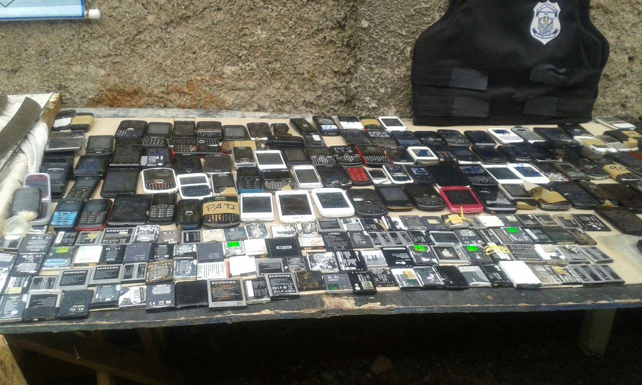 Mais de cem celulares foram apreendidos entre os detentos