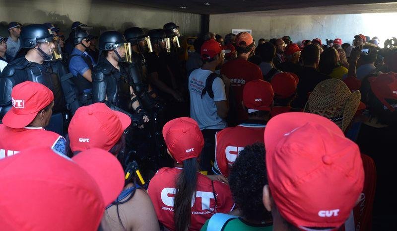 Movimentos protestam contra a vota&ccedil;&atilde;o da reforma pol&iacute;tica