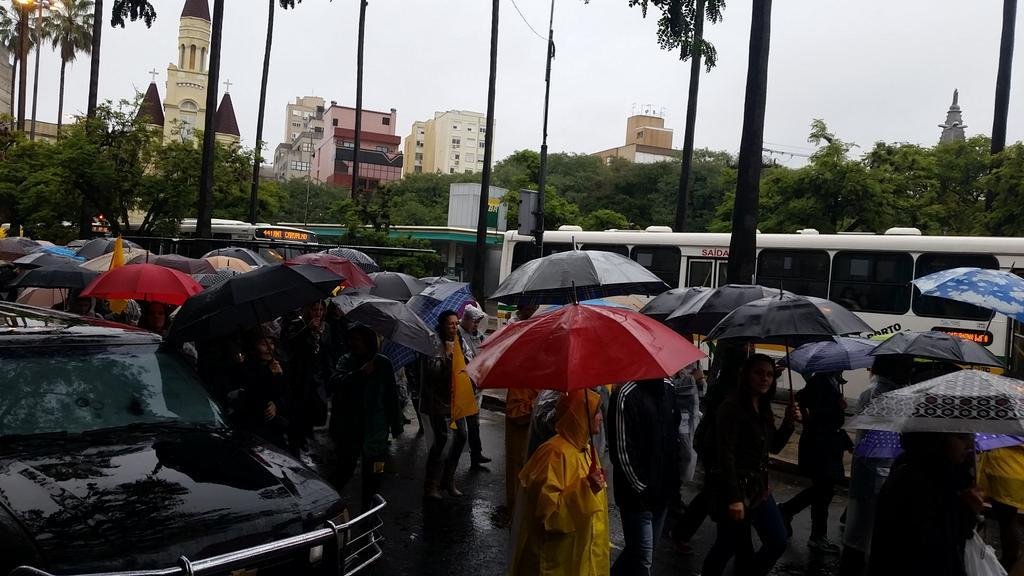 Grupo de grevistas se reuniu em frente ao HPS