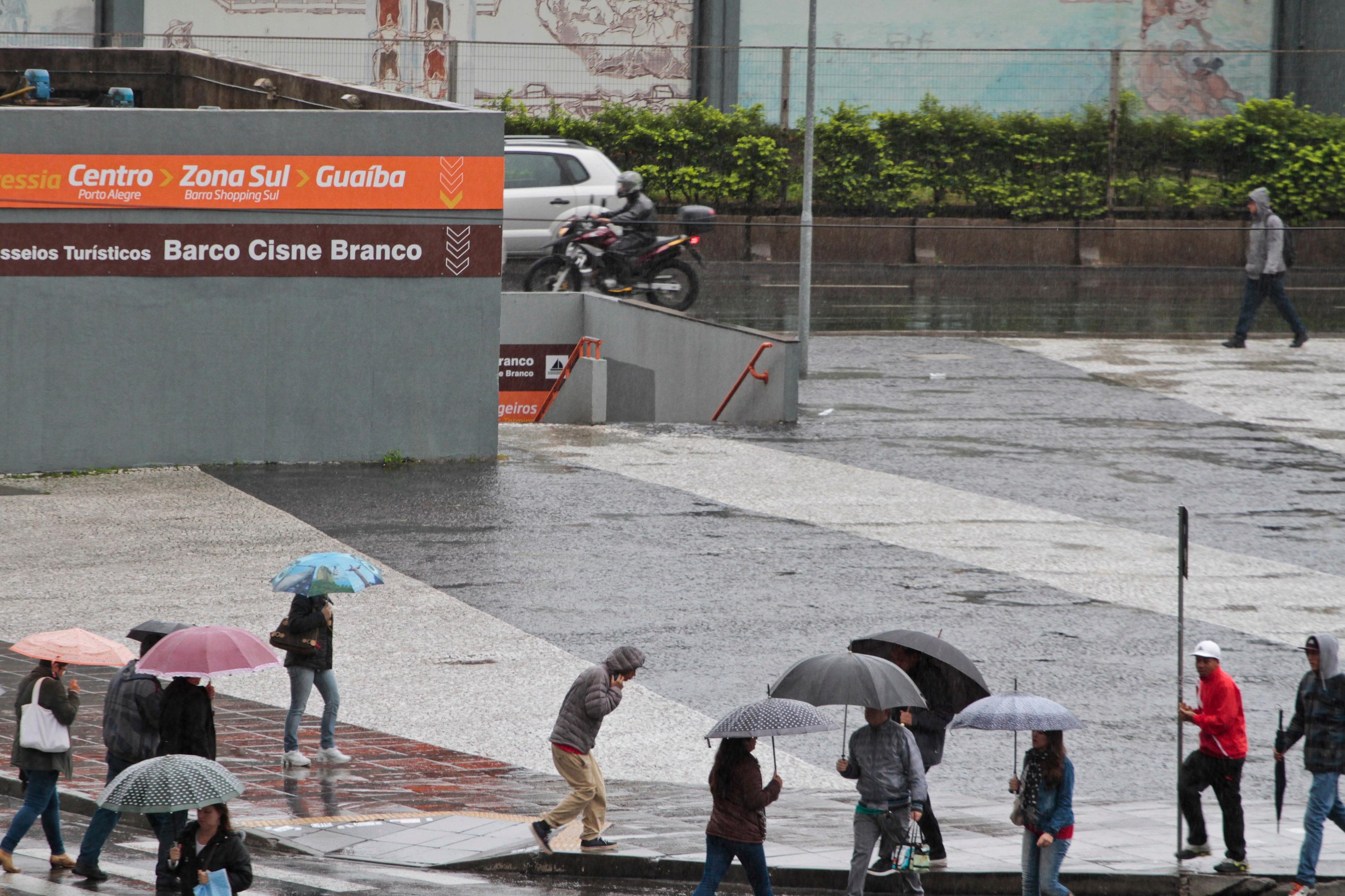 J&aacute; chegou ao menos 42 mm de chuva no Centro de Porto Alegre