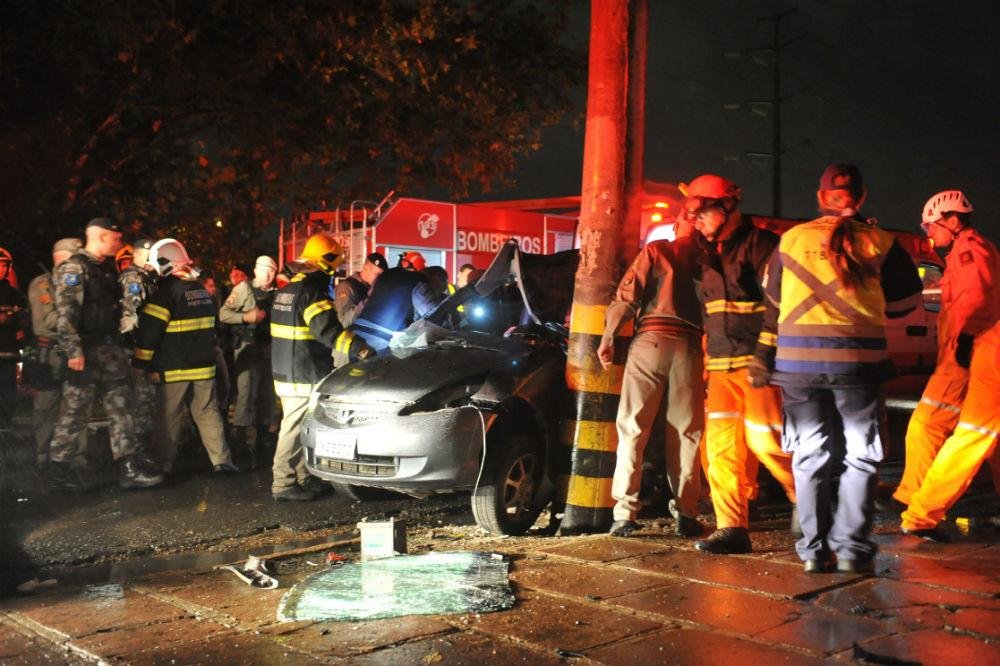 Motorista teria perdido o controle, acertado um poste e capotado na avenida Ipiranga