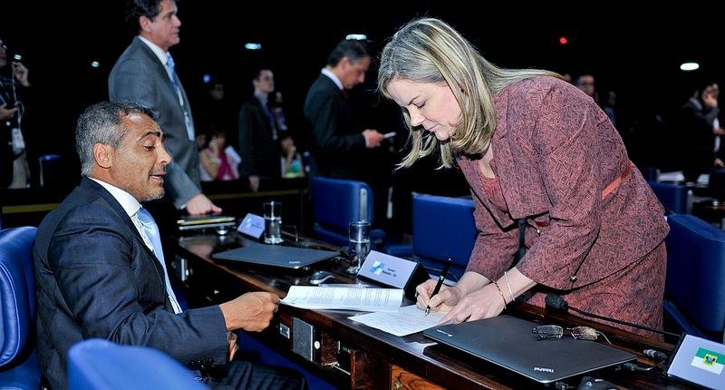 Senador Rom&aacute;rio conseguiu 51 assinaturas para a abertura da CPI