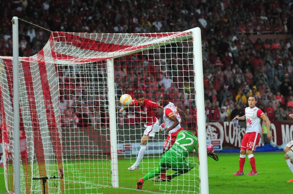 Rafael Moura faz o segundo gol do Inter