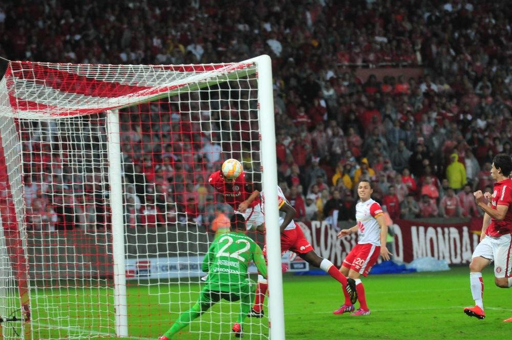 Rafael Moura marcou o gol que classificou o Inter para a semifinal da Libertadores