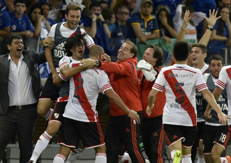 Argentinos dominaram a partida e venceram por 3 a 0