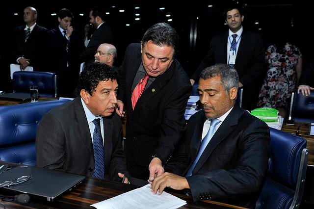 Senador apresentou 52 assinaturas para iniciar investiga&ccedil;&otilde;es no Congresso