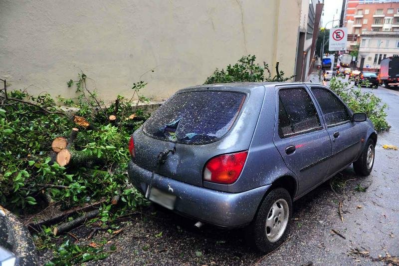 Ve&iacute;culo foi danificado na rua Riachuelo 
