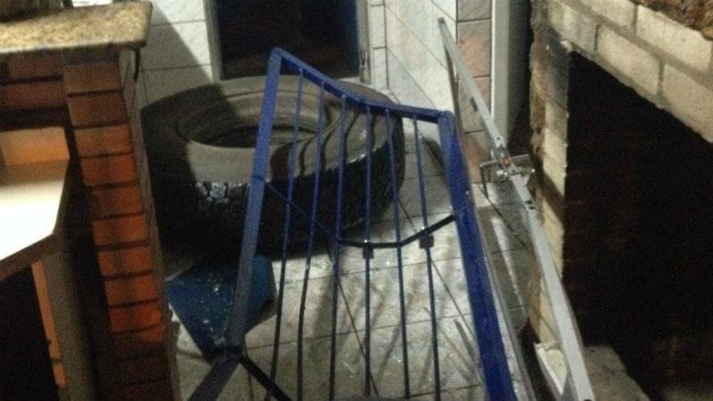 Pneu de caminh&atilde;o invade posto da PRF em Montenegro