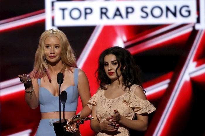 F&atilde;s alegam que a inclus&atilde;o da m&uacute;sica "Fancy" na premia&ccedil;&atilde;o viola as regras estabelecidas pela Billboard