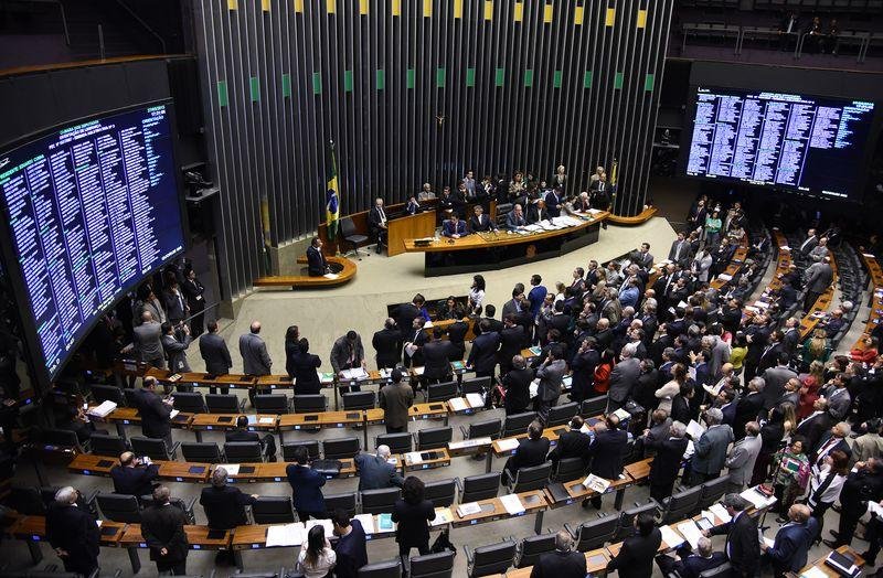 Siglas ter&atilde;o de eleger ao menos um parlamentar para obterem recursos e tempo gratuito de TV