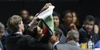 Mulheres seguraram bandeira palestina em protesto