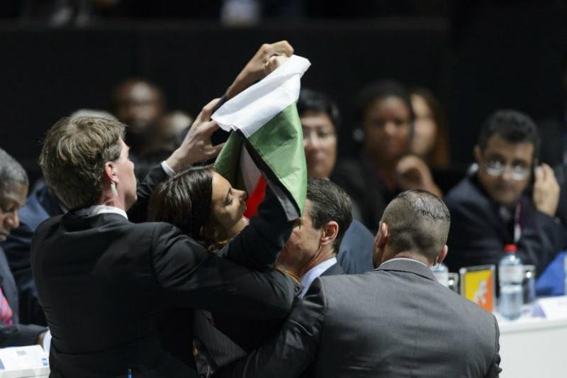 Mulheres seguraram bandeira palestina em protesto
