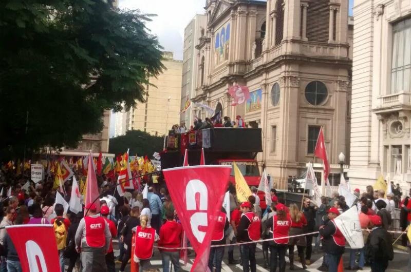 Manifesta&ccedil;&atilde;o encerrou em frente ao Piratini