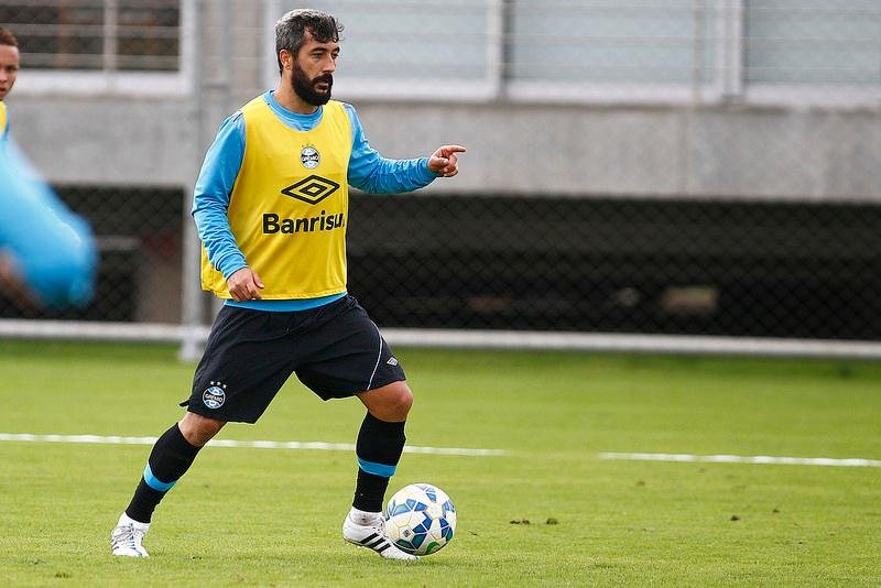 Douglas ter&aacute; que entrar mais na &aacute;rea com Roger