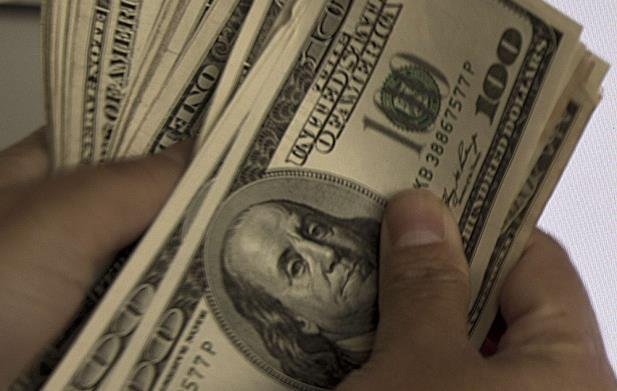 Com o desempenho desta sexta, moeda norte-americana encerrou maio com alta de 5,78%