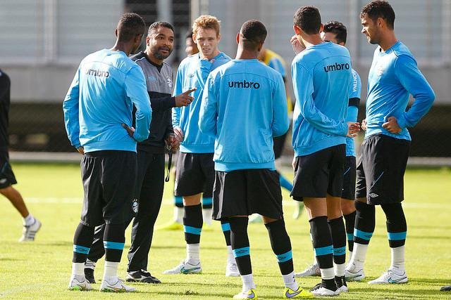 Jogadores projetam time compactado para evitar desgaste nas grandes dimens&otilde;es do campo do Goi&aacute;s