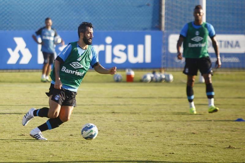 Douglas est&aacute; fora da partida contra Goi&aacute;s neste domingo