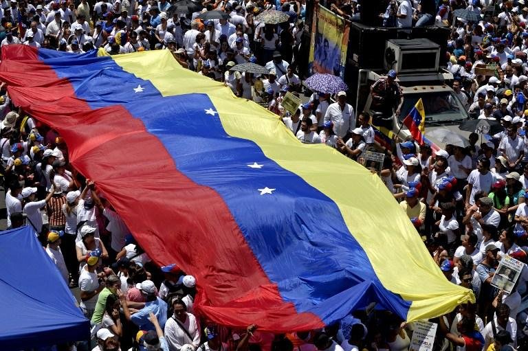 Tr&ecirc;s mil pessoas, segundo cifras do partido opositor Vontade Popular, se concentraram na avenida Francisco de Miranda