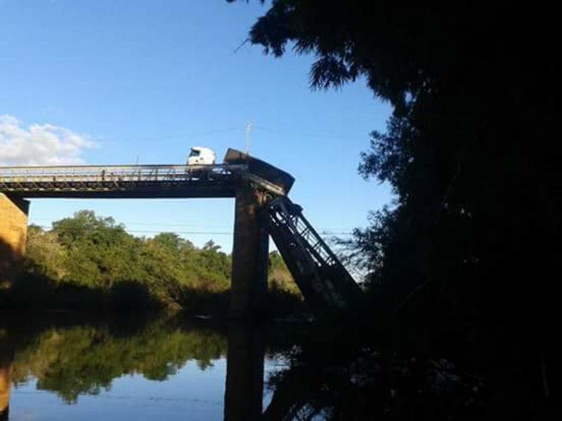 Ponte sobre o rio Jaguari cai na regi&atilde;o central do RS