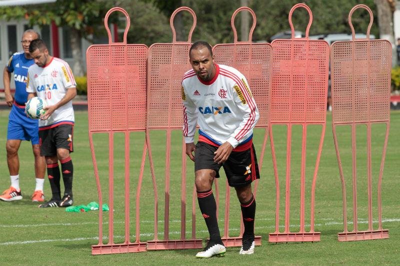 Bolzan admite busca por lateral, mas nega negocia&ccedil;&atilde;o por Alecsandro