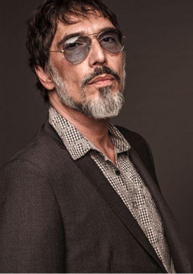 Lob&atilde;o formatou um show intimista, s&oacute; voz e viol&atilde;o