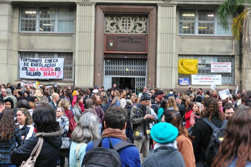Durante toda a manh&atilde;, os servidores ficaram em frente &agrave; sede administrativa da prefeitura