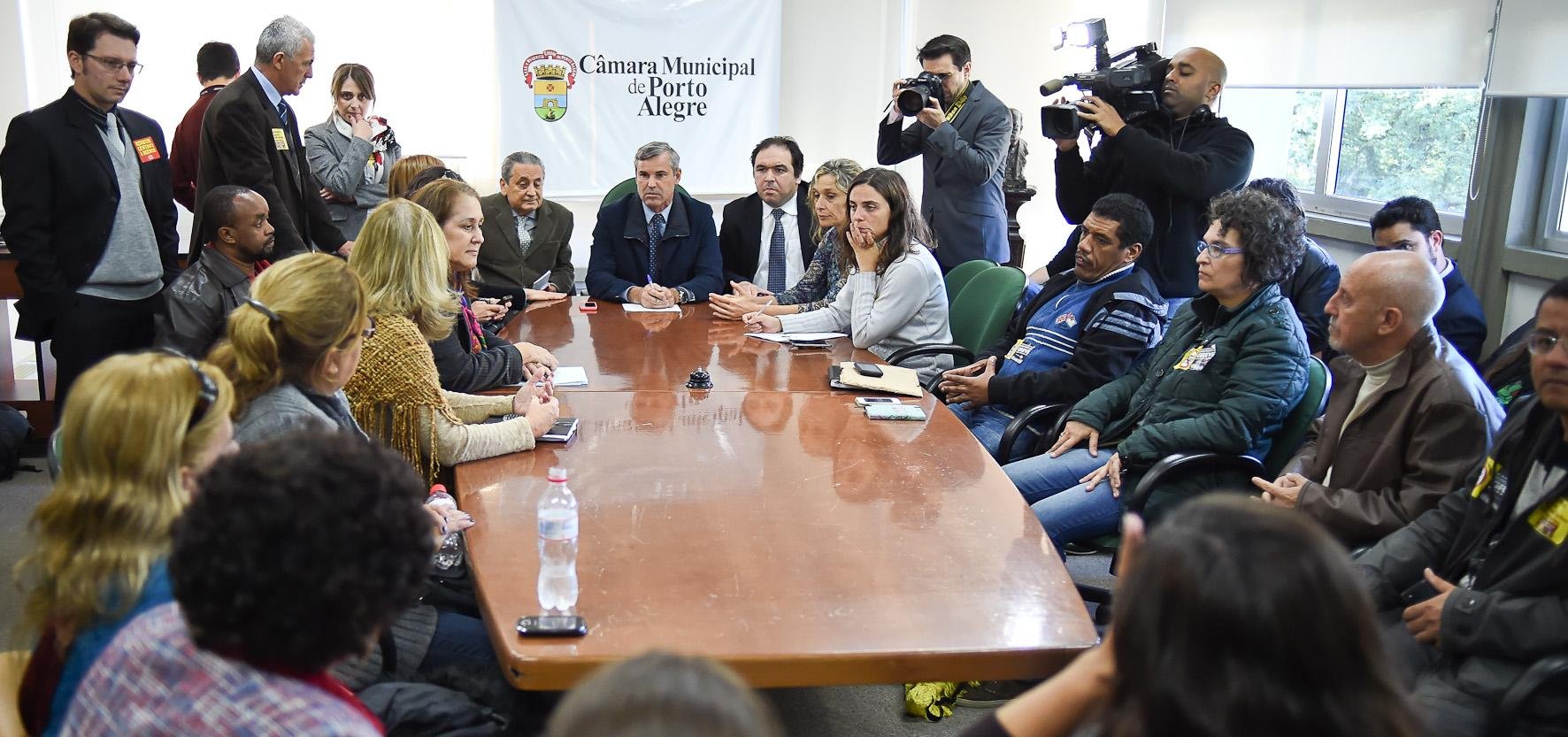 Vereadores receberam nesta segunda-feira os municip&aacute;rios em greve