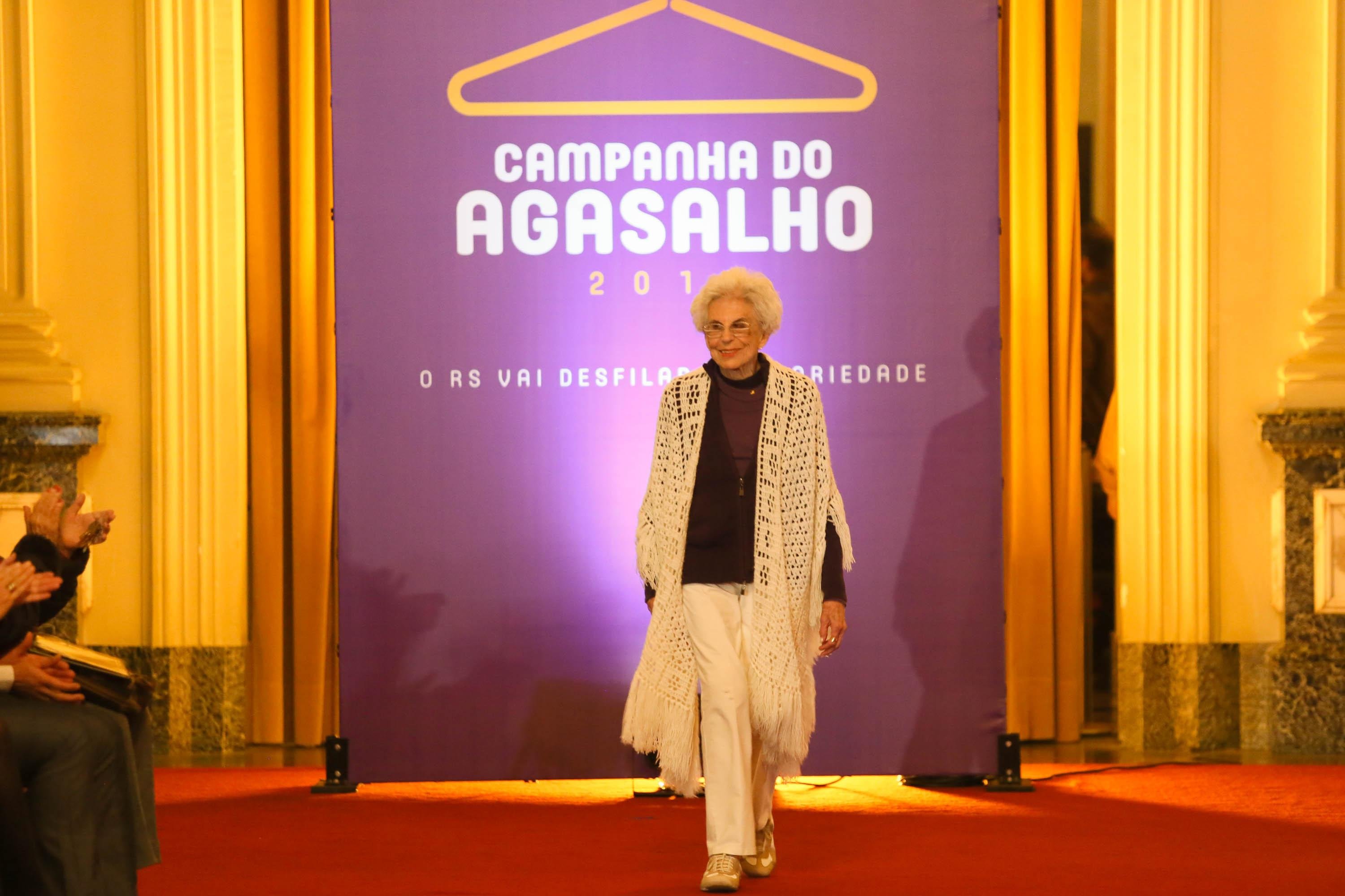 Desfile com personalidades abriu Campanha do Agasalho 2015