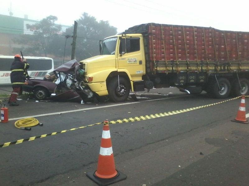 Idoso morre em colis&atilde;o entre carro e caminh&atilde;o em Porto Alegre