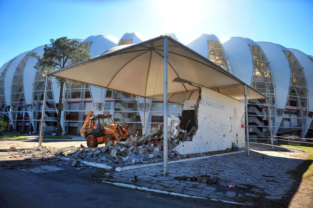 Homenagens feitas no dia da morte do &iacute;dolo foram apagadas com remo&ccedil;&atilde;o da casa do torcedor 
